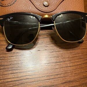 Ray-Ban Classic Clubmaster uni-sex Black and Gold Sunglasses